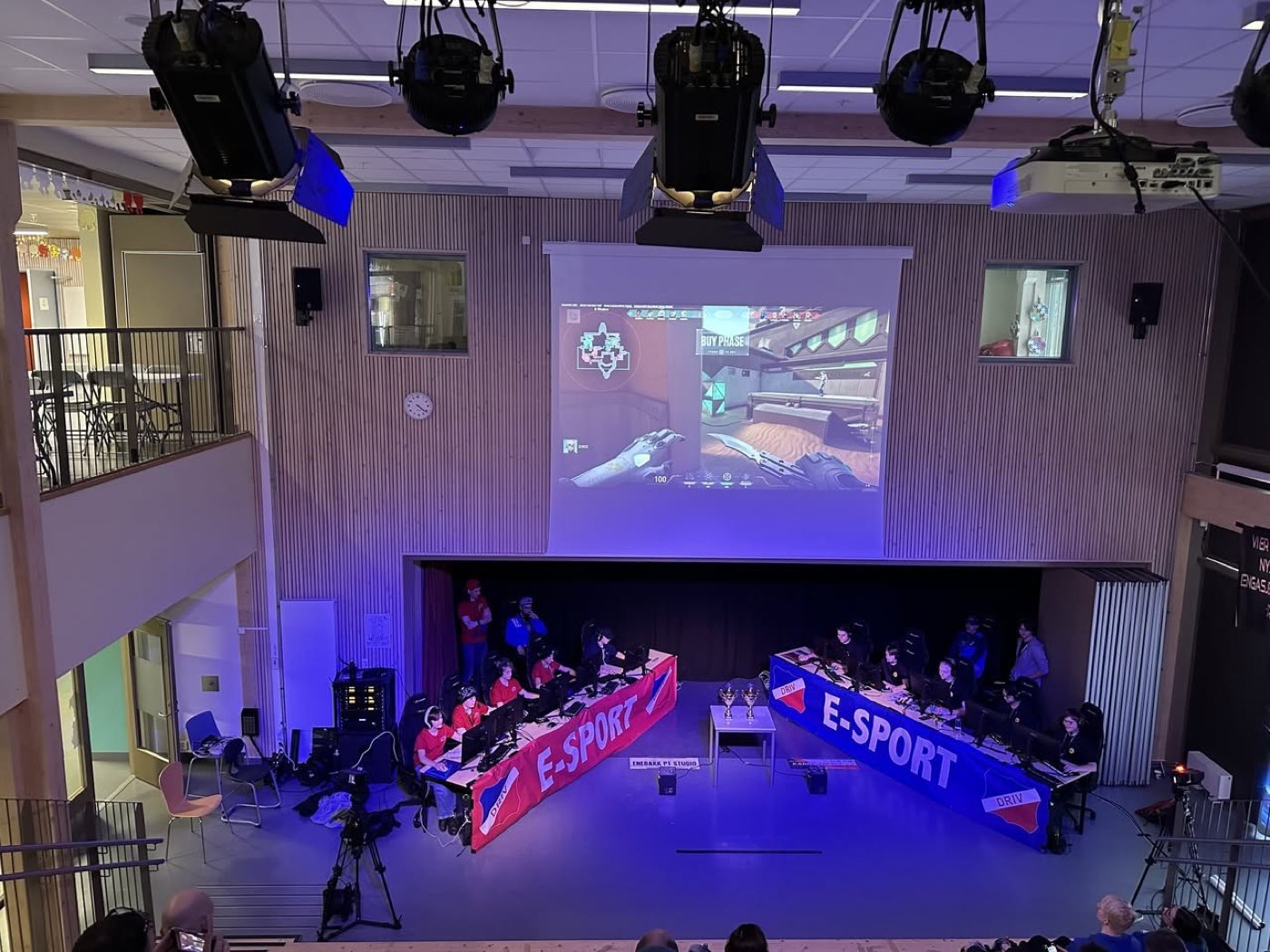 Finalen spilles på scenen med storskjerm, lysrigg og publikum i vestibylen